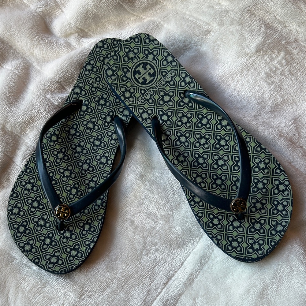 Tory Burch Navy and Sage Geometric Flip Flops Sz 7.5 - Picture 3 of 11
